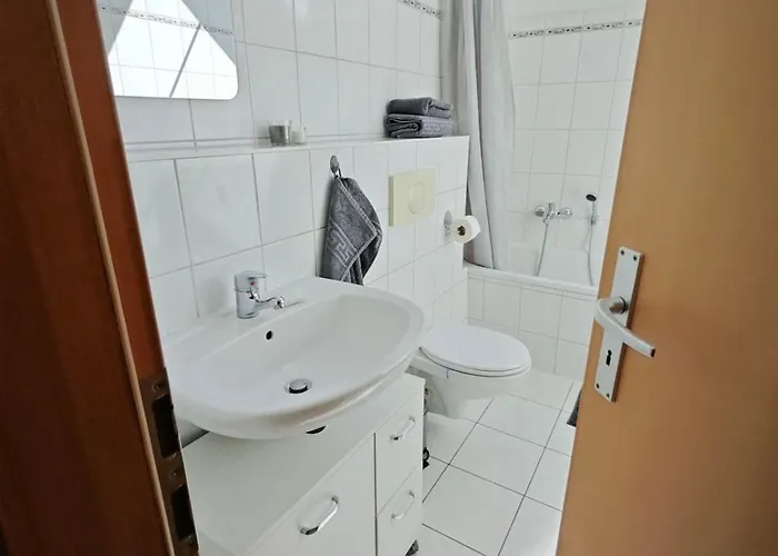 Zentrale 3 Mit Altbau Charme Und Loggia Lägenhet